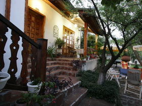 Къща за гости Къща и градина