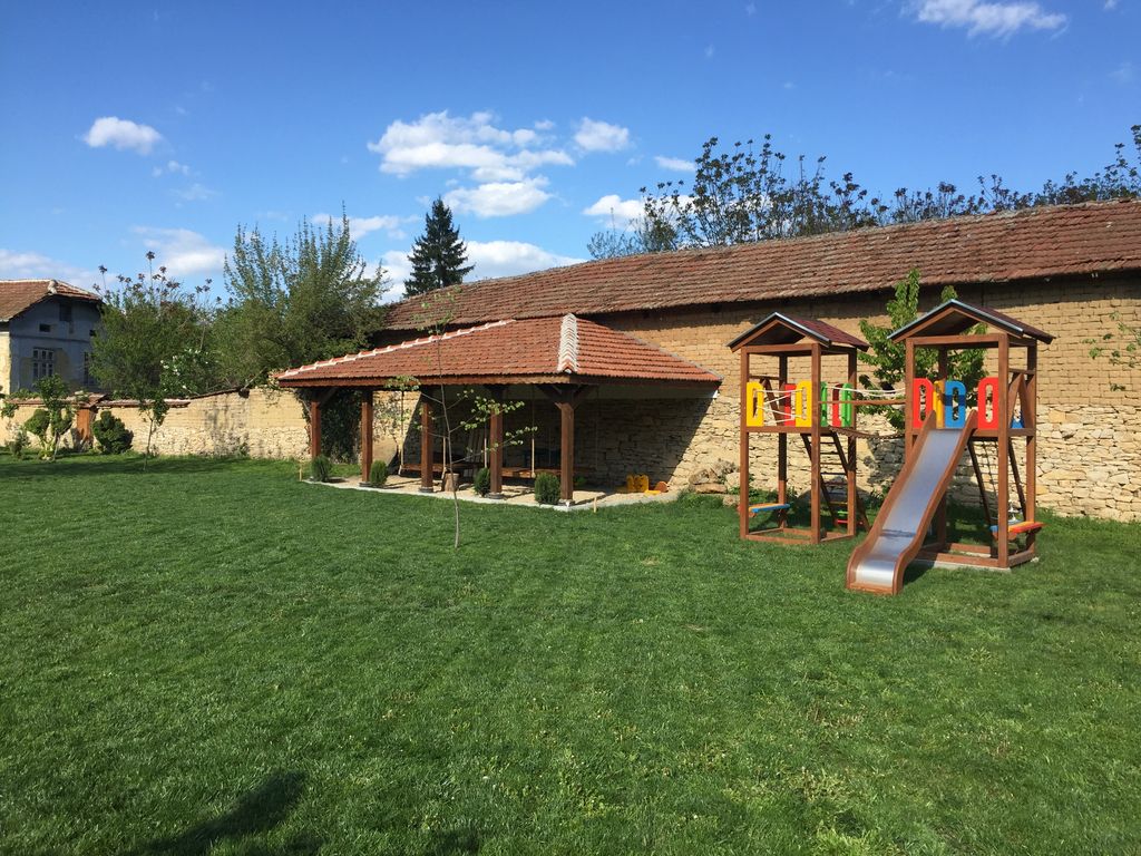 Вила Край потока - село Крушуна, Община Летница