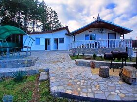 Вила под наем Мони
