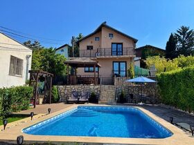 Вила под наем The White Hills House