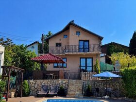Вила под наем The White Hills House