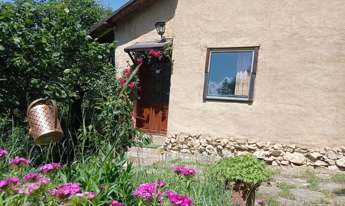 Есен в глинена къща в планината