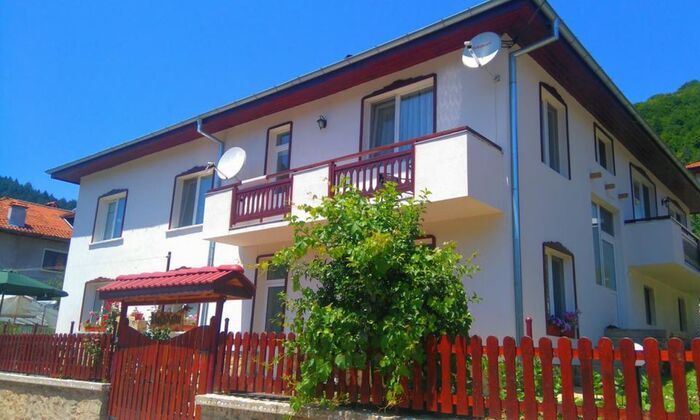 Есен в Родопите - нощувка + закуска в къща Мераклии