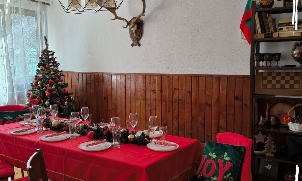 Сподели Коледните празници в самостоятелна, празнично украсена вила