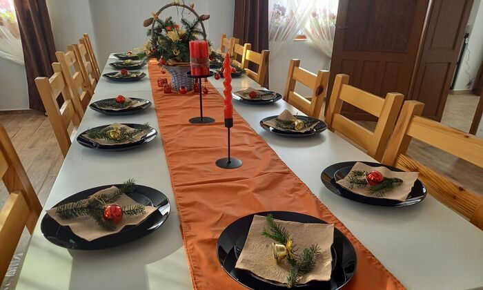 Коледа в уютна къща за гости с камина