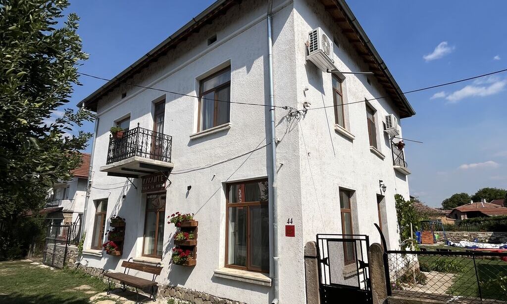 Никулден в къща с просторна зала за събирания и джакузи!