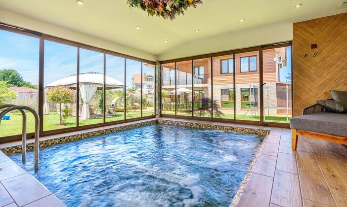 Къща с отопляем басейн