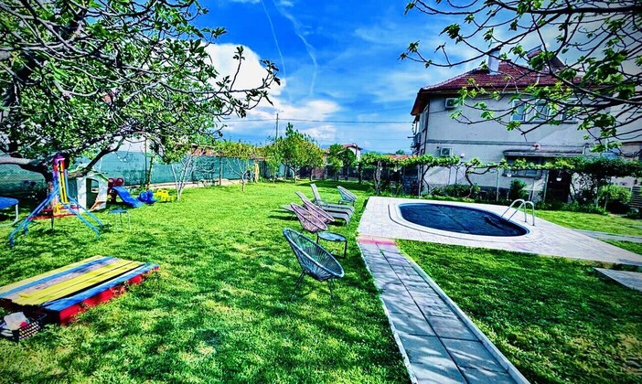 Свободни дати за месец декември в къща за гости Приятели