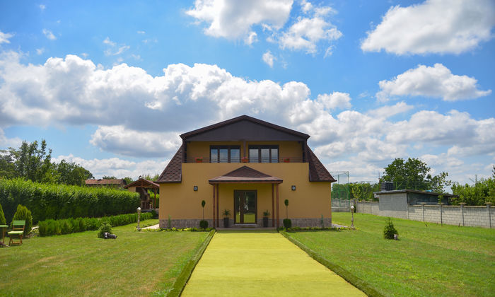 2 нощувки за до 12 човека + 5 спални, тенис корт, билярд