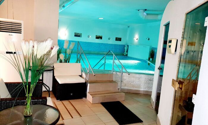 Топъл минерален басейн и джакузи