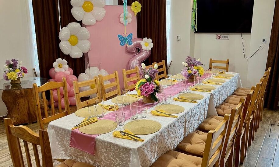 Твоят уникален празник в къща с просторна зала за събирания и джакузи!