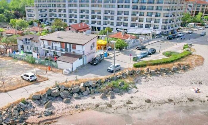 Апартаменти и стаи на първа линия море