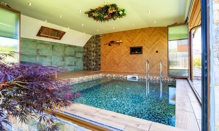 Къща със закрит, целогодишно отопляем басейн