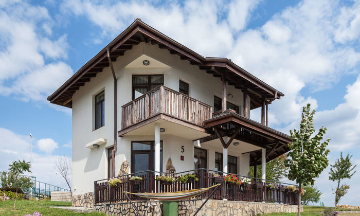 Вили под наем с футболно игрище и тенис корт