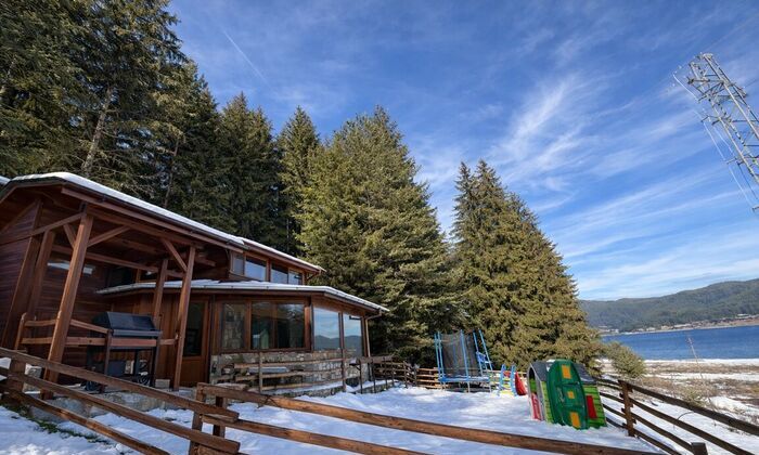 Зимна приказка на брега на яз. Доспат