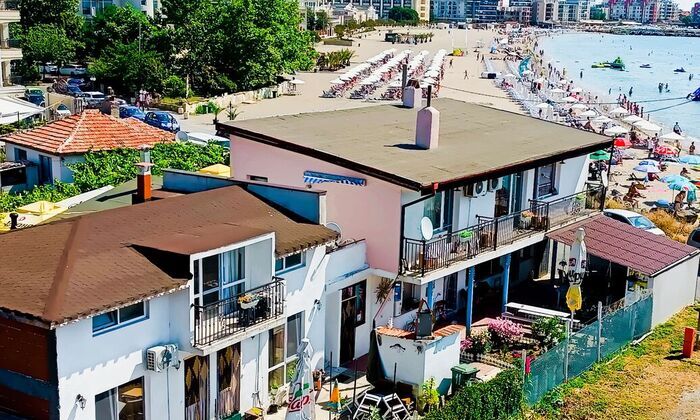 Апартаменти и стаи на първа линия в Поморие
