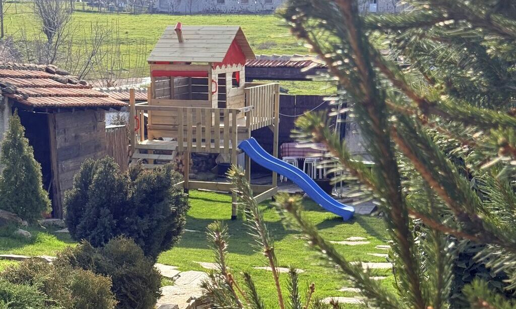 Вила за гости Стоянови – уютна родопска къща с механа, барбекю и двор