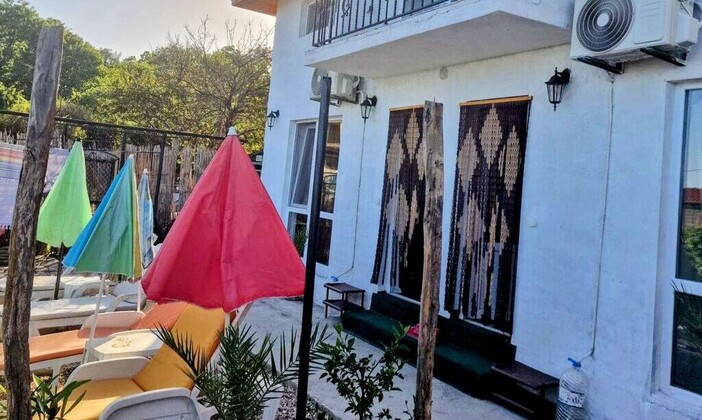 Апартаменти и стаи на първа линия море