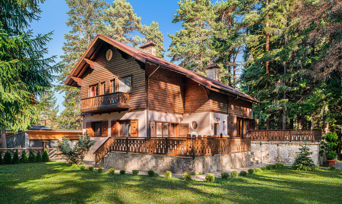 Вила в Боровец с външно джакузи, сауна и барбекю зона