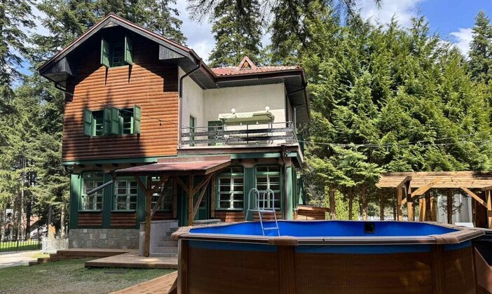 Вила Адис с външно джакузи и сауна