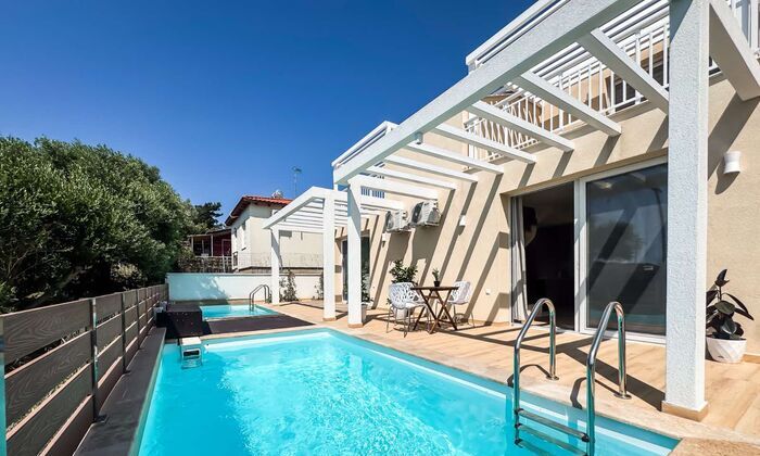 Три двуспални вили със собствени басейни и BBQ