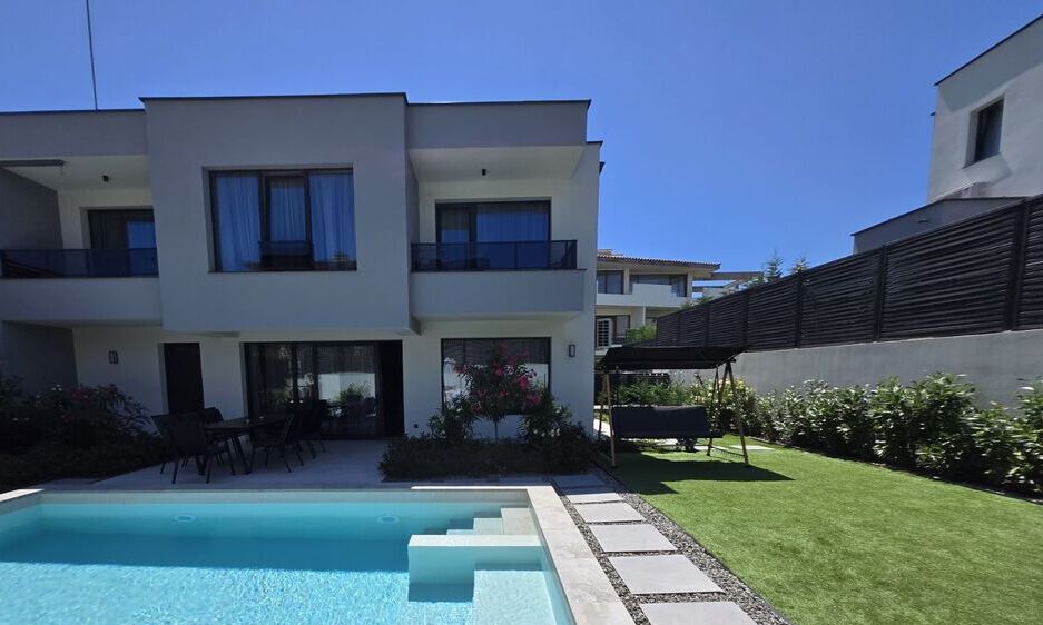 През май и юни в морска вила Фелисити - с топъл, солен басейн