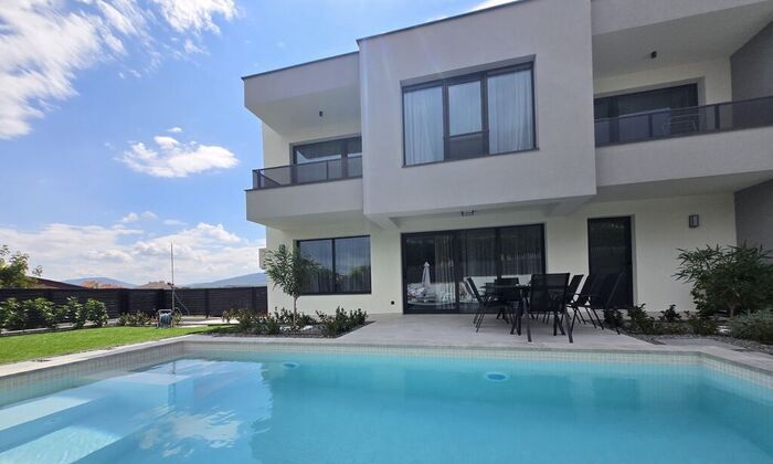 През май и юни - в луксозна морска вила със собствен отопляем басейн