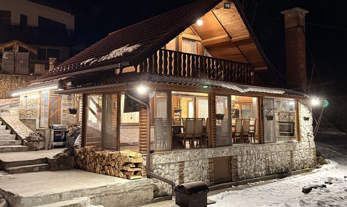 Уютна вила край язовира с камина и гледка