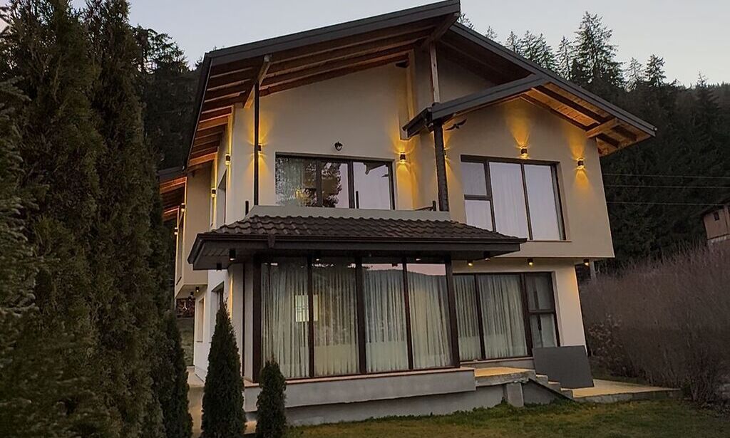 Луксозна вила за 12 души край язовир, с простор и пълно уединение