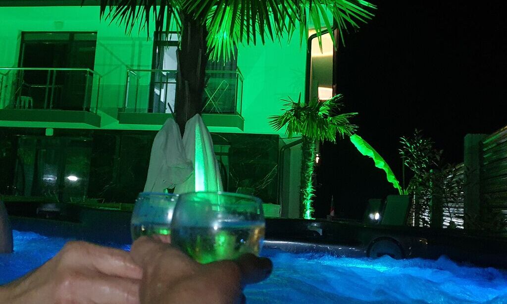 Майски празници с топло джакузи и закуска!