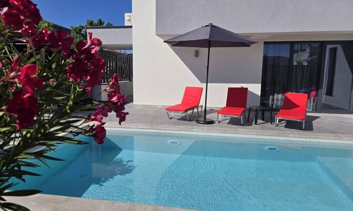 През май и юни в морска вила Аметист - с топъл басейн със солена вода