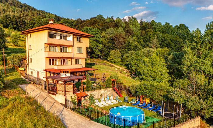 Семейство, приятели, тиймбилдинг с колеги - 34 човека, 12 стаи