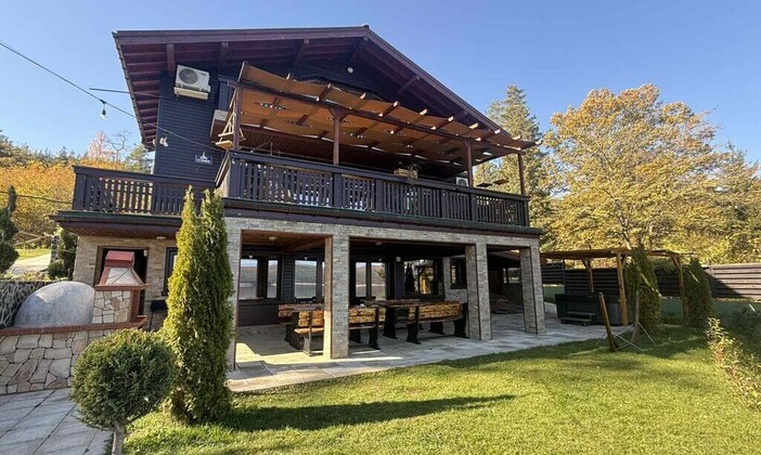 Вила Искър лейк - на брега на язовира, с външно джакузи и сауна