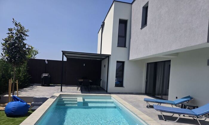 През май и юни в морска вила Кадакес - с топъл басейн със солена вода