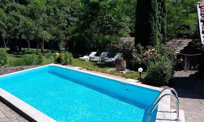 Вила в планината за седем човека с басейн - май и юни