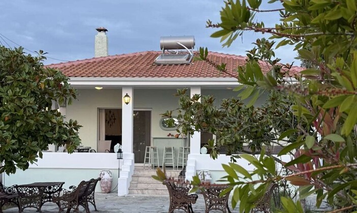 Sunrise Beach Front Villa на първа линия на морето до Неа Каликратия