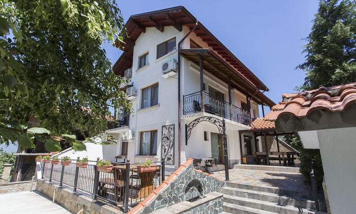 Уикенд в къща за гости Перуника