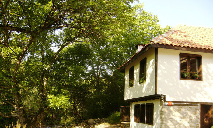 Самостоятелна къща за гости в Троянския Балкан, на брега на река Бели