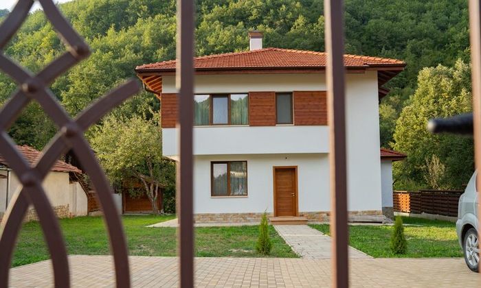 Самостоятелна вила в Троянския Балкан, на брега на река Бели Осъм
