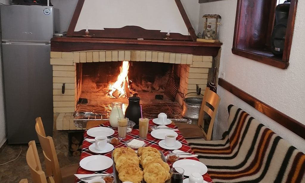 Почивка в Родопите - нощувка + закуска в къща Мераклии