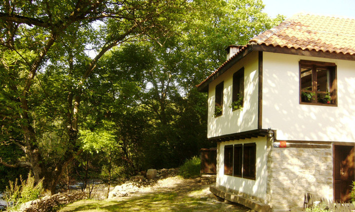 Самостоятелна къща за гости в Троянския Балкан, на брега на реката